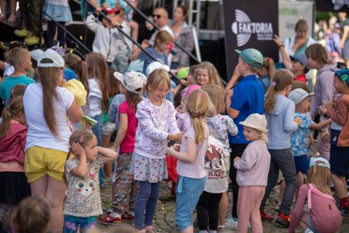 Zdjęcie przedstawia spektakl Przygody Koziołka Matołka, który odbył się w ramach cyklu wydarzeń Faktoria Kultury 2022 w Pruszczu Gdańskim